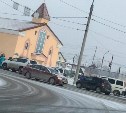 Очевидцев ДТП, в котором внедорожник сбил женщину, ищут в Южно-Сахалинске