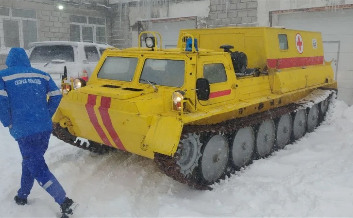 В Охе тяжёлого пациента в метель доставили в больницу на медицинском "танке"