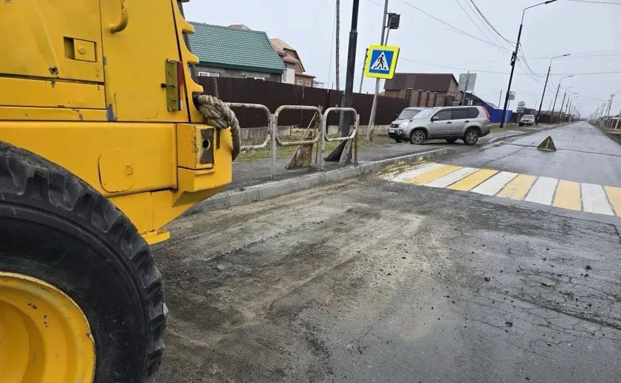 В Поронайске приступили ко второму этапу ямочного ремонта: залатают 600 "квадратов" дороги