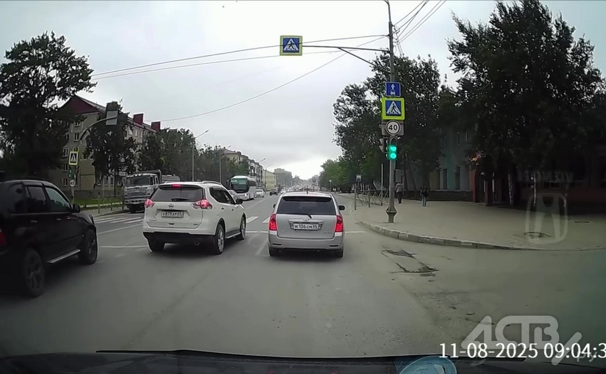 В Южно-Сахалинске чёрный "бумер" ездит по своим правилам
