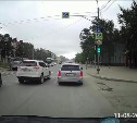 В Южно-Сахалинске чёрный "бумер" ездит по своим правилам