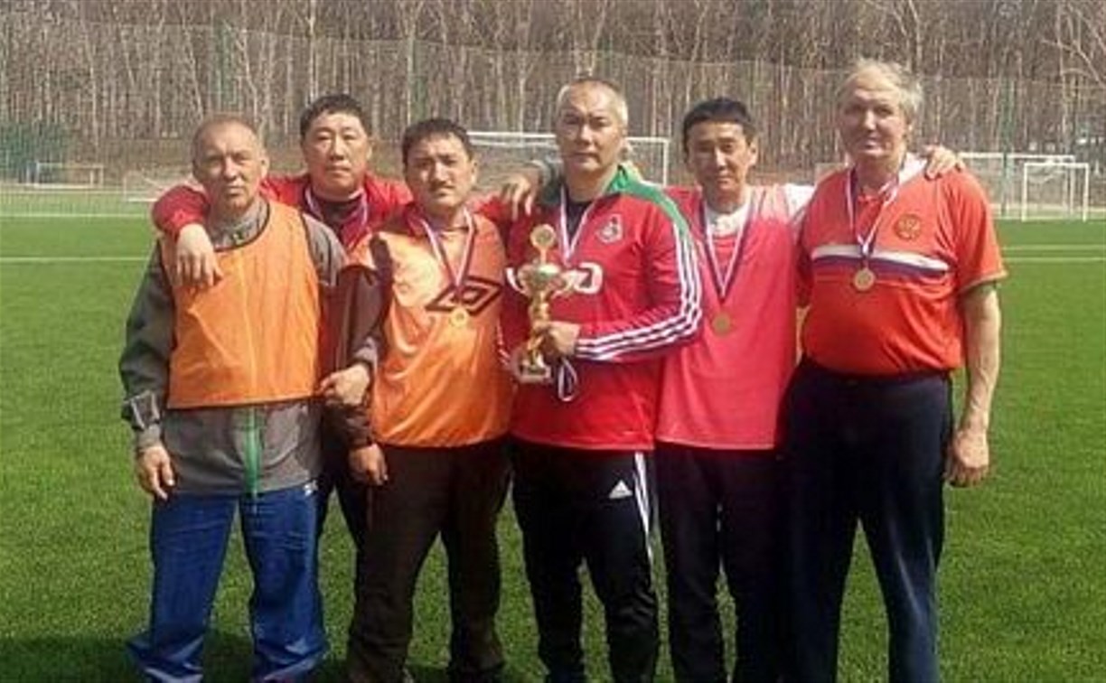 «Восток» из Южно-Сахалинска выиграл футбольный турнир ветеранов