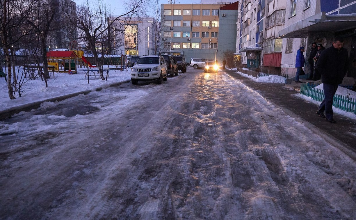 Мэр Южно-Сахалинска проверил расчистку дворов от снега и льда 
