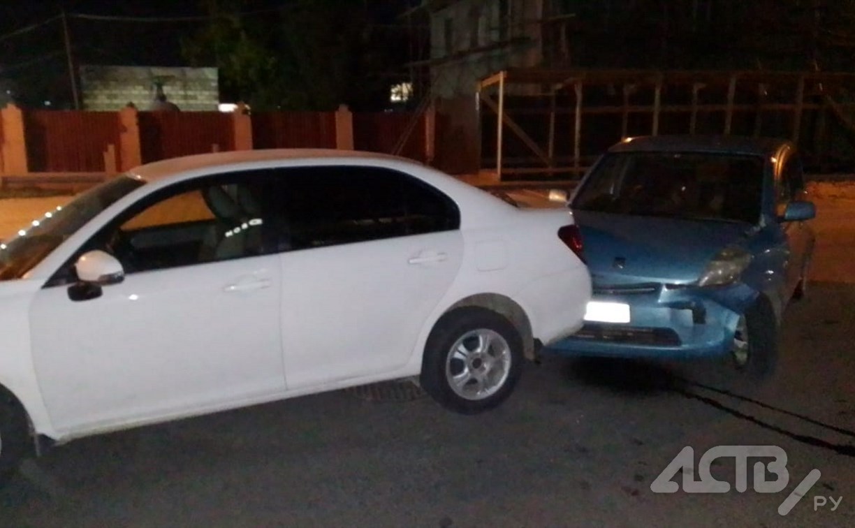 ДТП в Южно-Сахалинске: автомобиль, выезжающий с парковки, столкнулся с такси