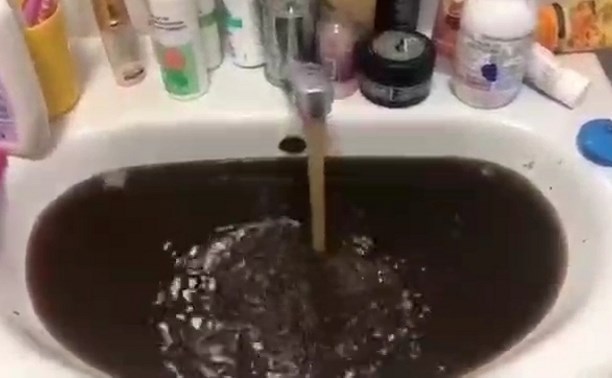 В Поронайске из крана пошла чёрная вода