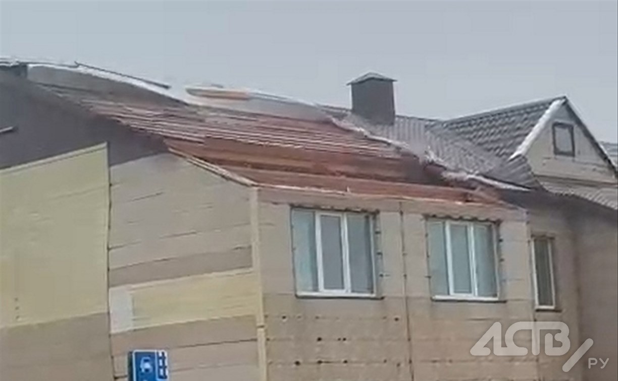 Сорвало крышу, повреждена ЛЭП: на Южные Курилы обрушился мощный ураган 