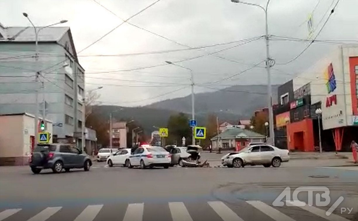 Два автомобиля столкнулись утром на одном из перекрёстков в Южно-Сахалинске