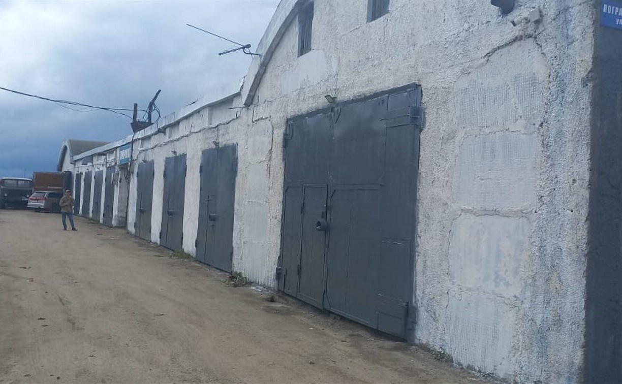 20 элементов старых автомобилей вывезли с крыш кооперативных гаражей в Южно-Сахалинске