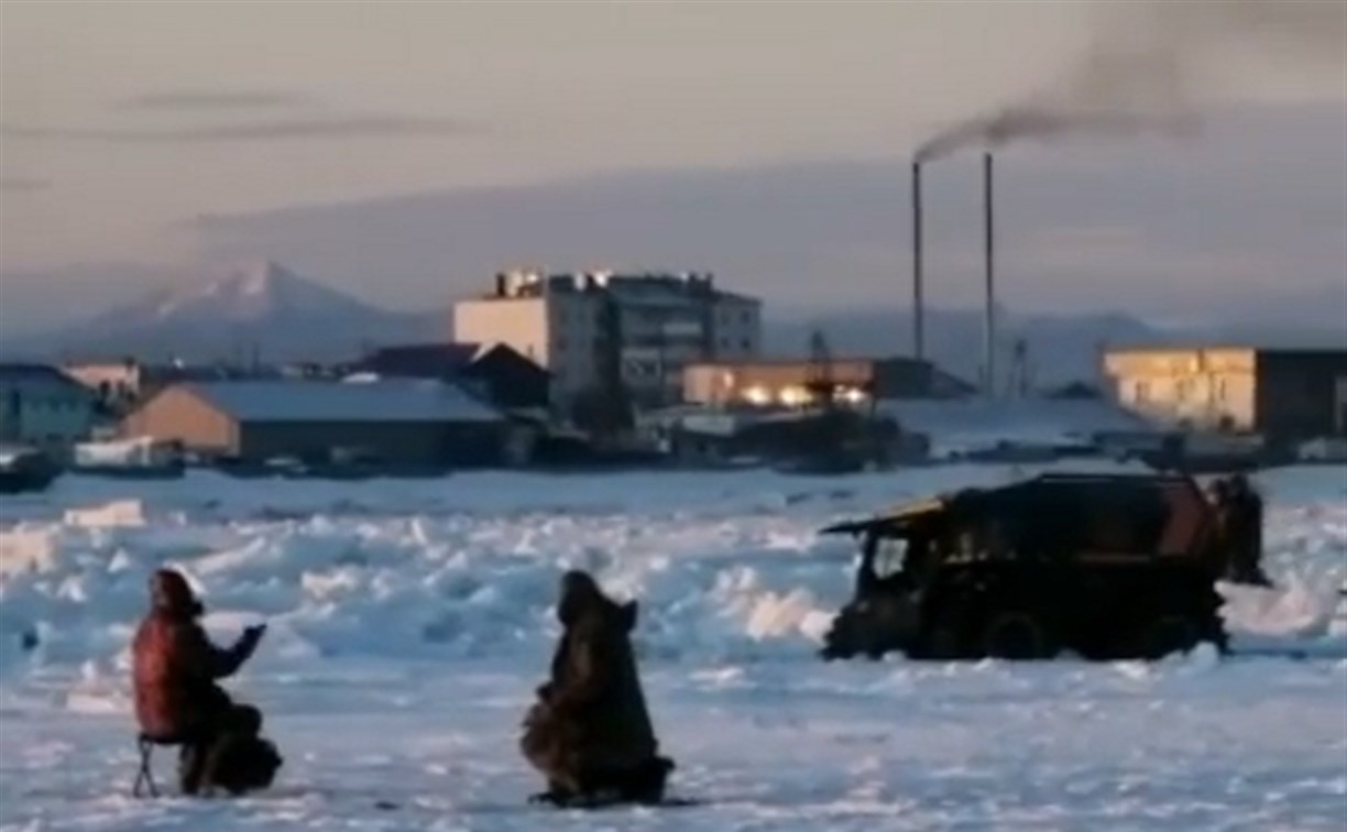 Сахалинцы на вездеходе "ШЕРП" застряли, выехав на лед в Стародубском 