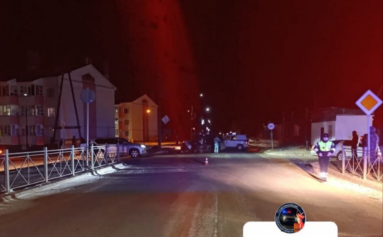 В Ногликском районе "Лексус" вылетел на встречку и врезался в "Чайзер", пострадал водитель 