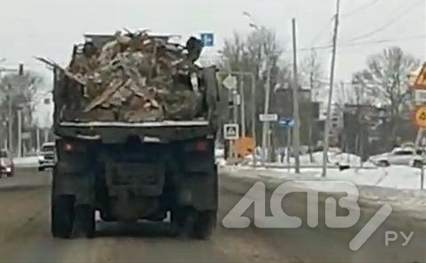 Грузовик, роняя мусор, проехался по Южно-Сахалинску
