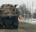 Грузовик, роняя мусор, проехался по Южно-Сахалинску