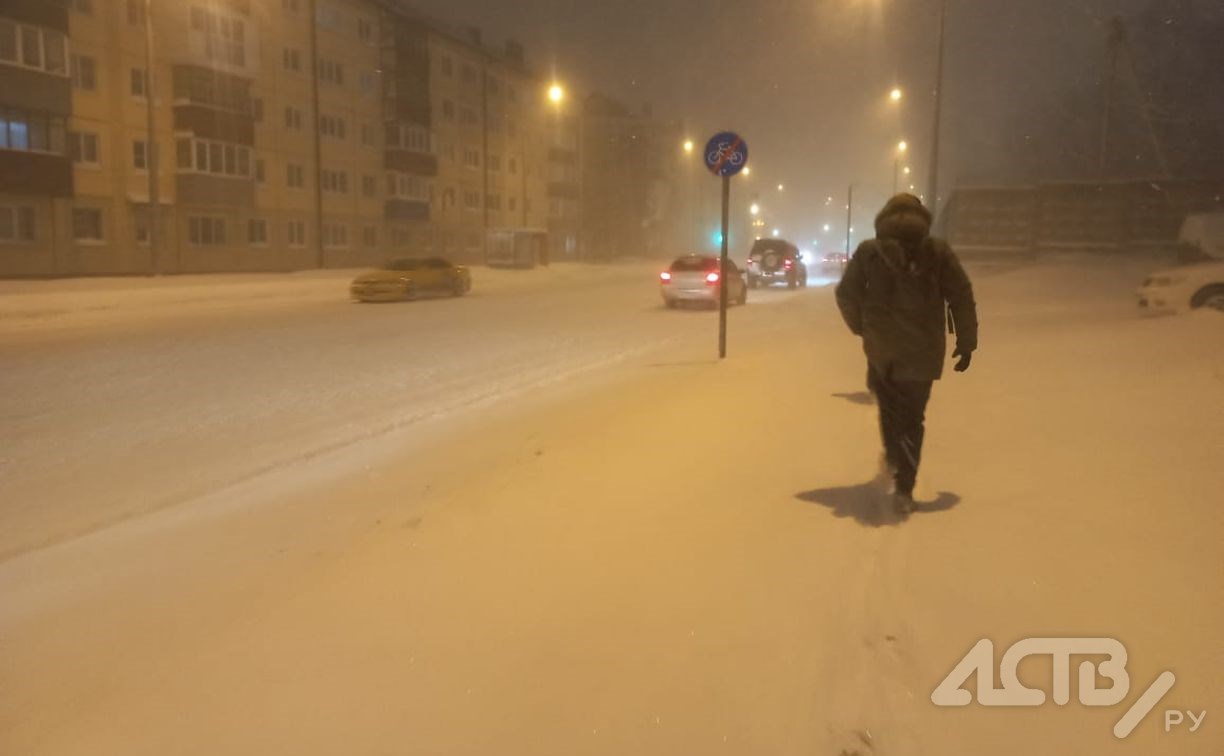 Метель обрушилась на Южно-Сахалинск: на дорогах местами нулевая видимость, один автобус отменили