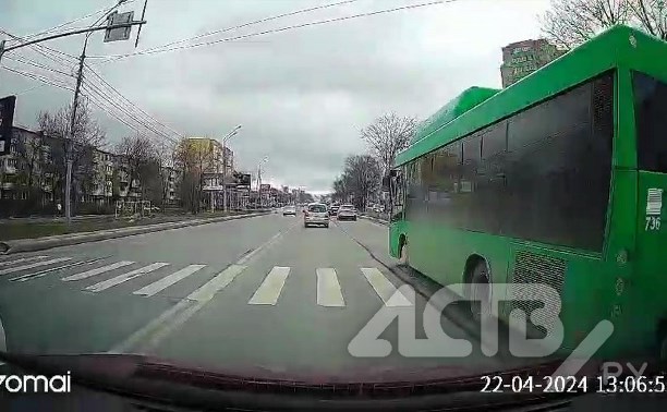 Зелёный проехал на красный: водитель автобуса нарушил ПДД в Южно-Сахалинске и попал на видео