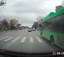 Зелёный проехал на красный: водитель автобуса нарушил ПДД в Южно-Сахалинске и попал на видео