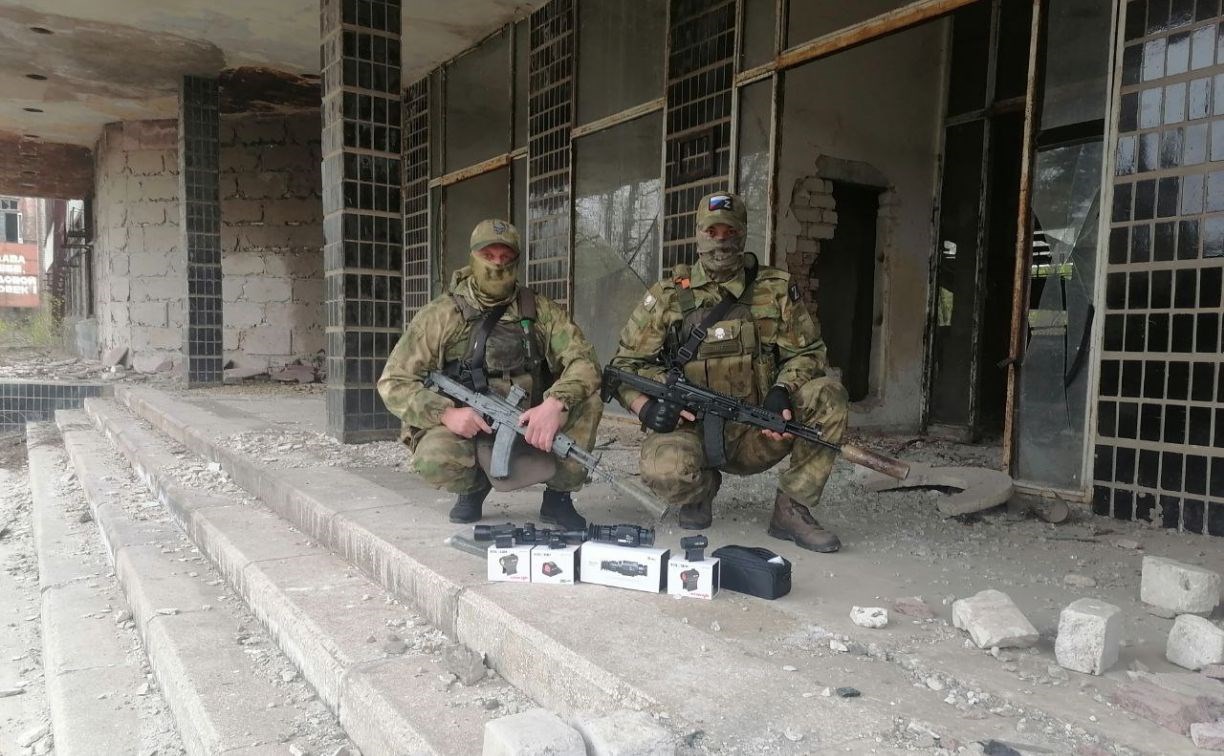 Представители "Рокота" из Южно-Сахалинска добрались до передовой, чтобы вручить прицелы бойцам СВО