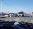 Иномарка уехала с места ДТП в Южно-Сахалинске на эвакуаторе