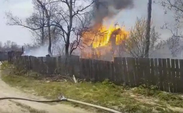 Дачный дом горит во Второй Пади