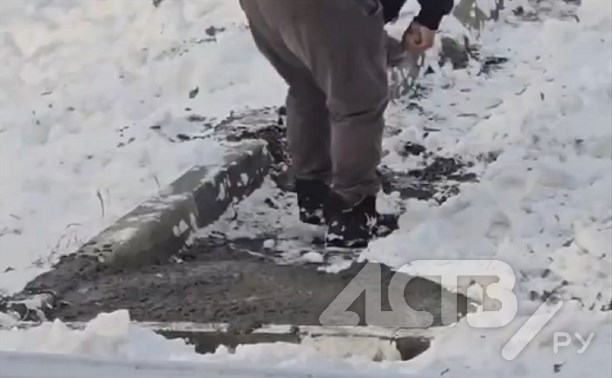 В Южно-Сахалинске рабочие совершали странные действия, укладывая бетон в снег