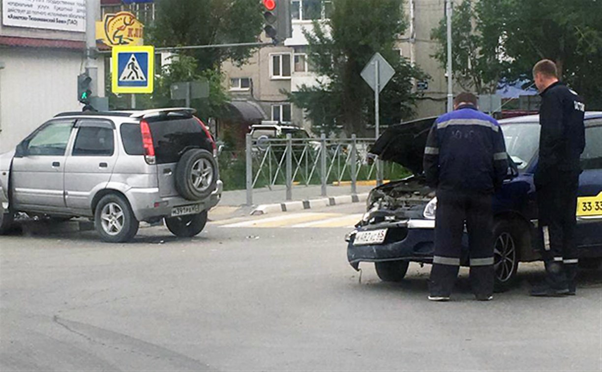 В центре Южно-Сахалинска произошла авария с участием такси