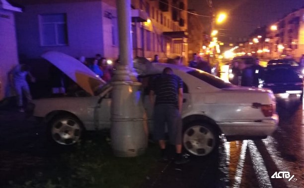 Три человека пострадали в машине, врезавшейся в столб в Южно-Сахалинске
