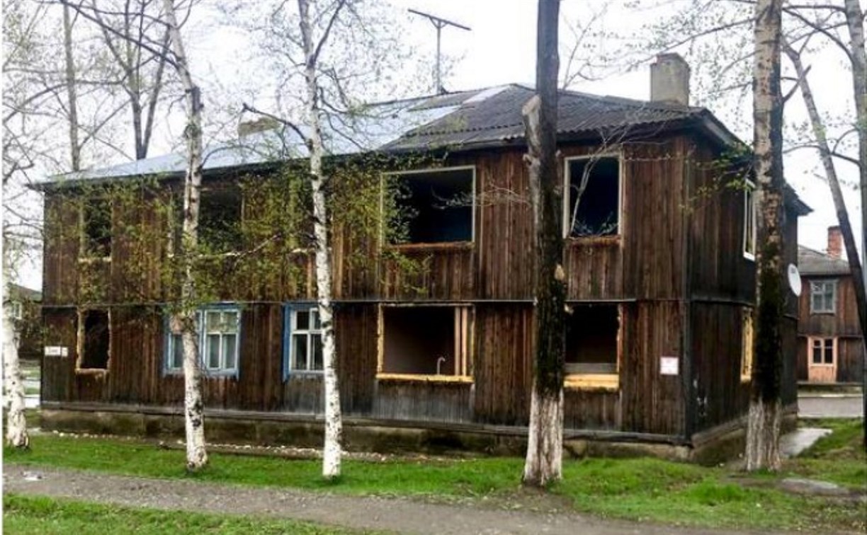 Прокуратура добилась закрытия доступа к 9 аварийным домам в Смирныховском районе