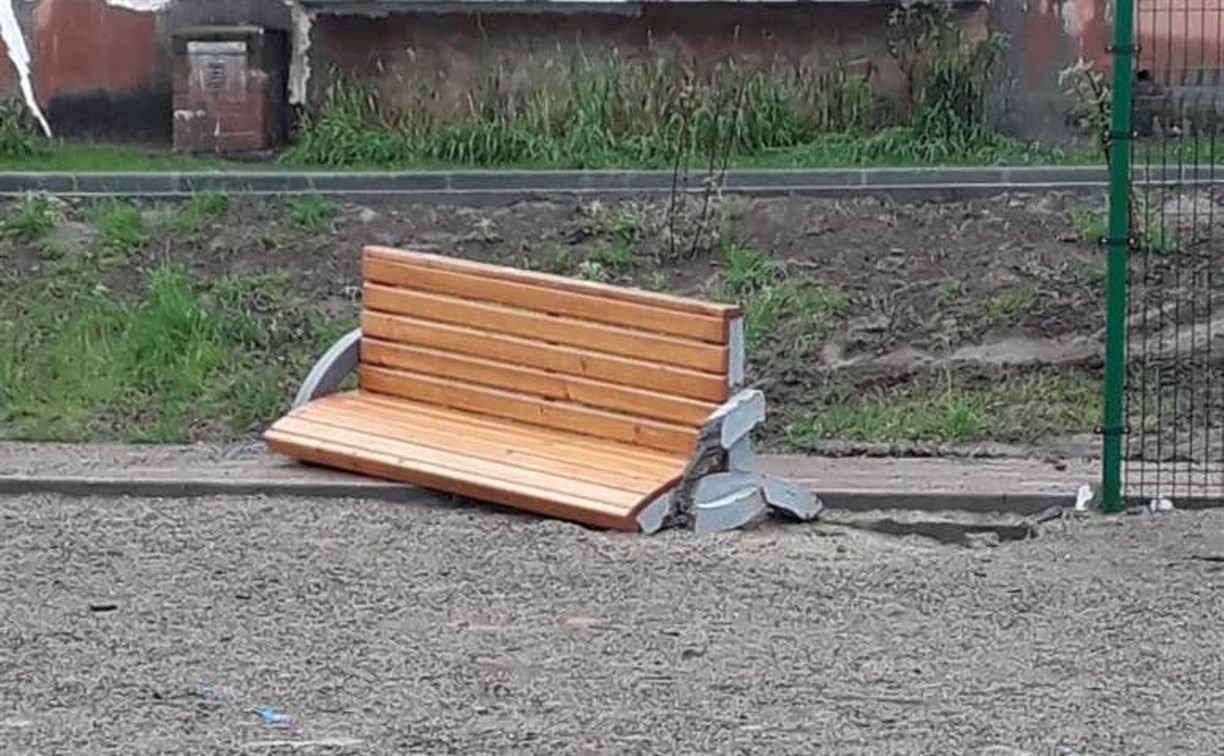 Житель Охи на автомобиле сломал скамейку, пока ждал жену