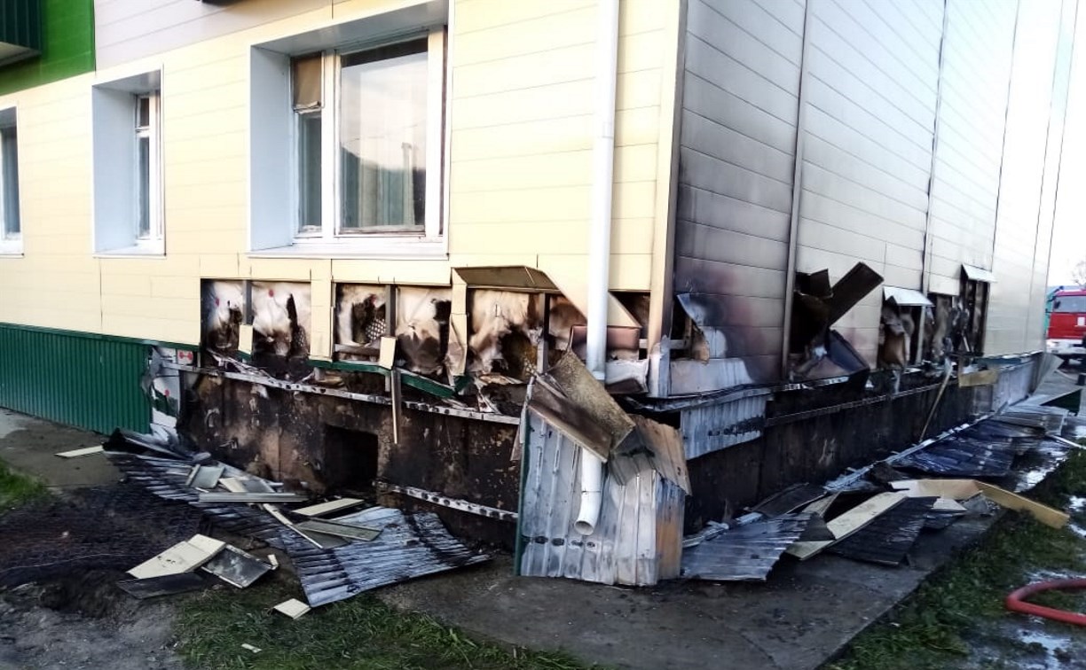 Обшивка пятиэтажного жилого дома горела в Макарове