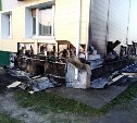 Обшивка пятиэтажного жилого дома горела в Макарове