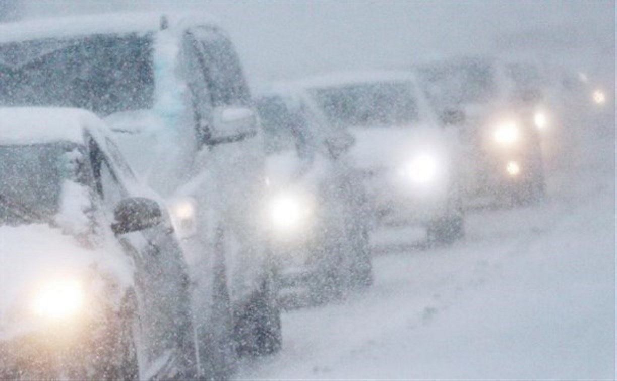 Застрявших на постах сахалинских автомобилистов домой сопроводят вездеходы