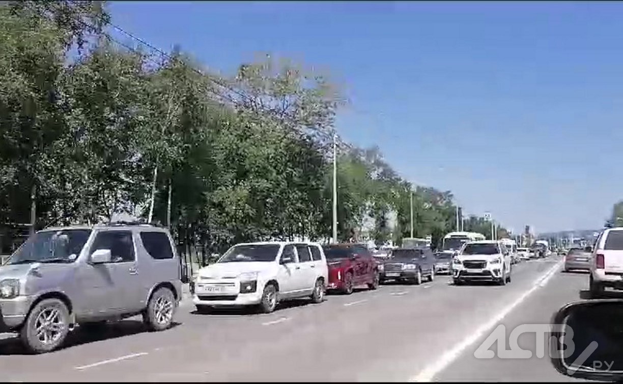 Огромная пробка образовалась на корсаковской трассе из-за обрыва электросетей Огромная пробка образовалась на корсаковской трассе из-за обрыва электросетей