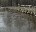 "Вода продолжает прибывать": новые кадры затопленной дороги в Тымовском районе