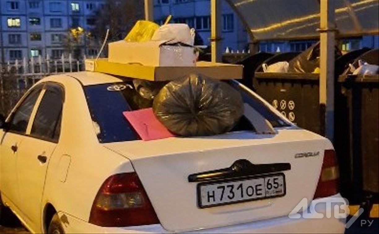 Мгновенная карма: в Южно-Сахалинске авто любителя парковаться возле помоек задекорировали мусором 