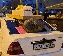 Мгновенная карма: в Южно-Сахалинске авто любителя парковаться возле помоек задекорировали мусором 