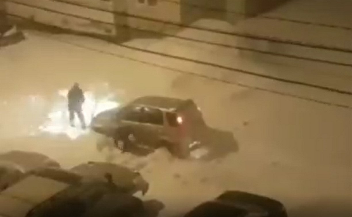 "Смотреть всем!": сахалинцы сняли смешное видео, как непросто откопать автомобиль в своём дворе