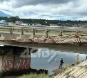Часть моста обвалилась в Охотском