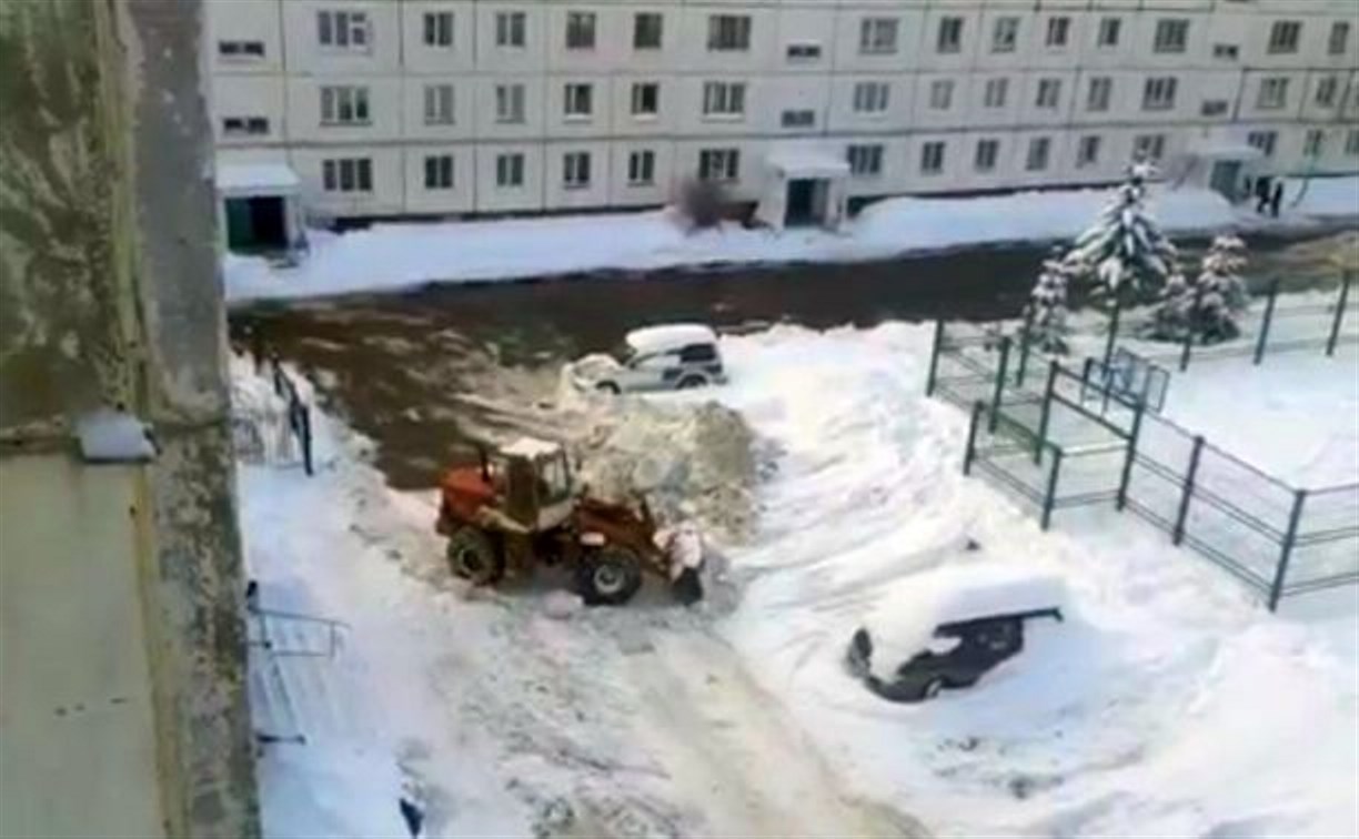 Сахалинцам почистили двор до асфальта после публикации на astv.ru