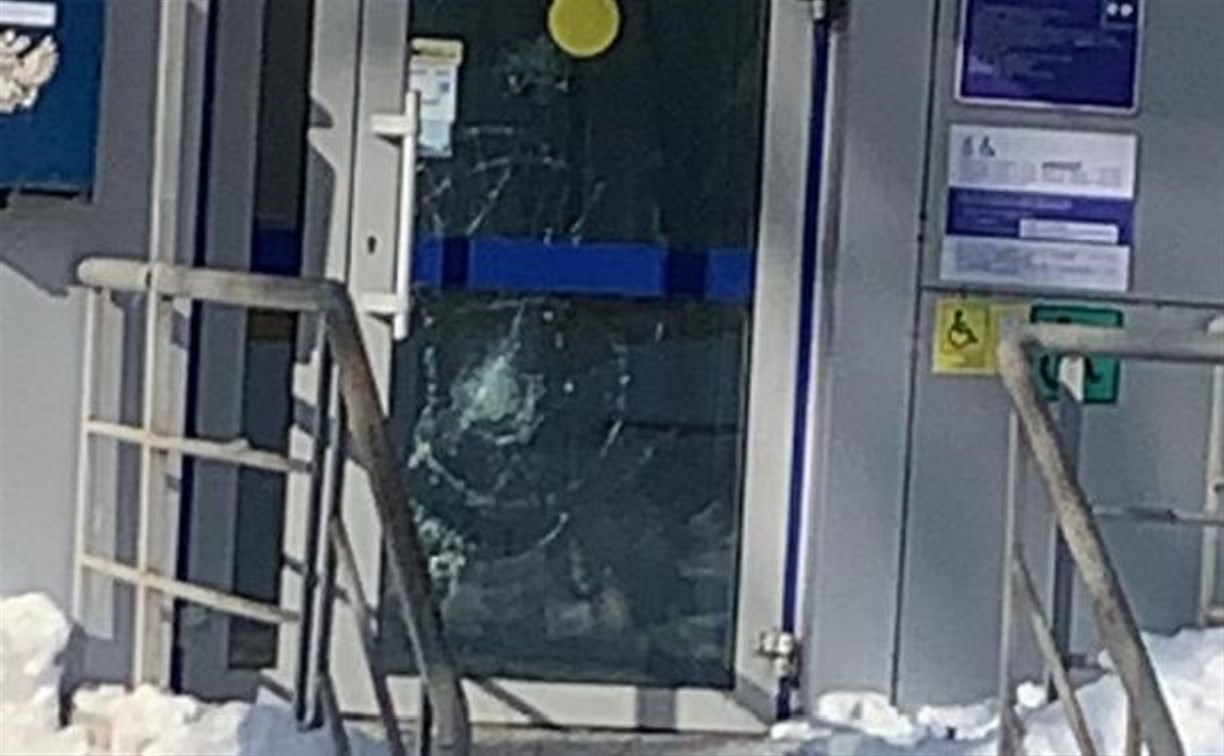 В Южно-Сахалинске с ноги пытались вынести дверь почтового отделения