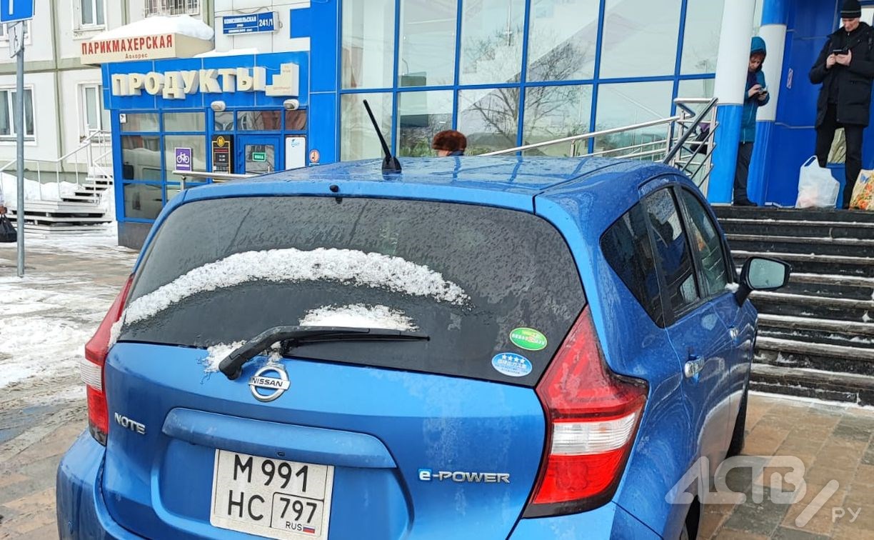 "Совсем совесть потеряли?": водитель в Южно-Сахалинске бросил авто прямо у крыльца ТЦ