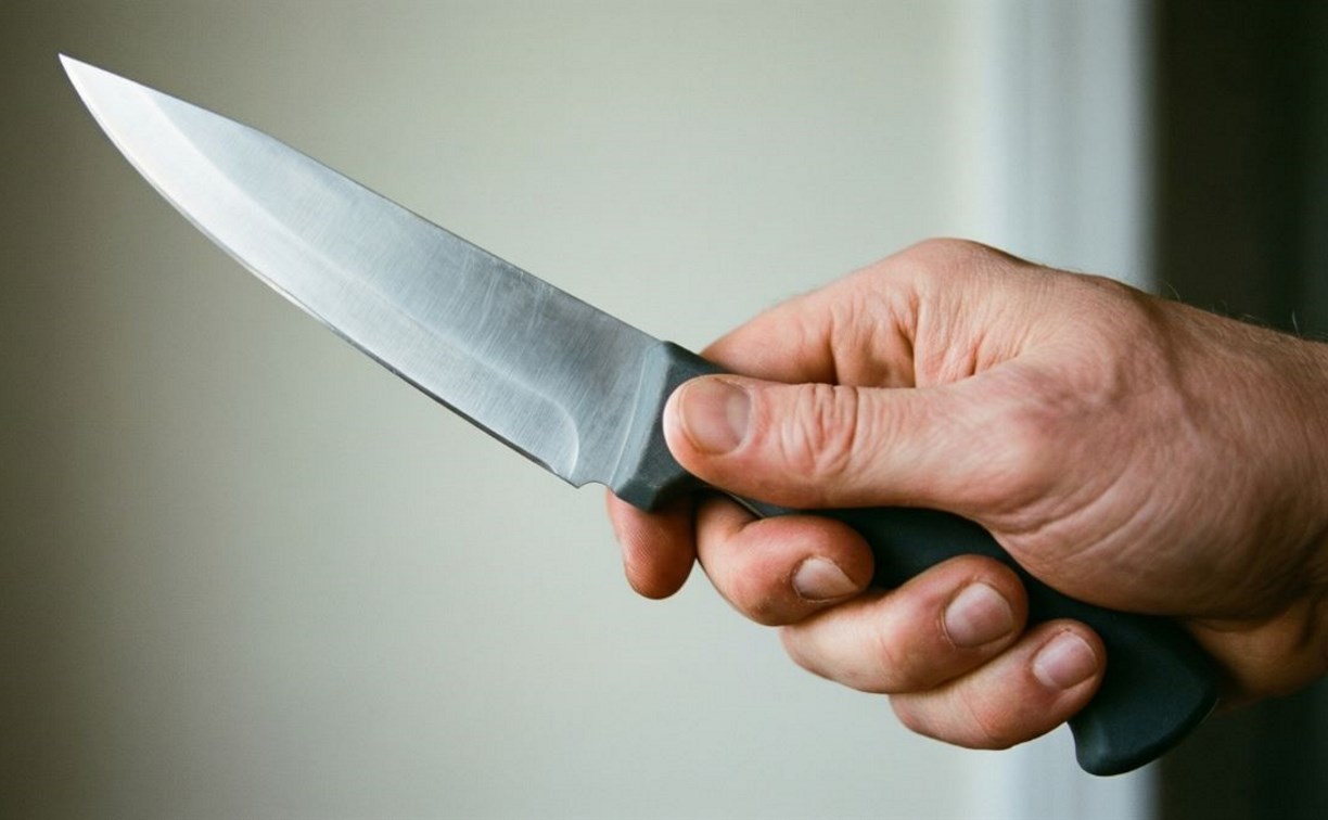 Сахалинец проснулся от ударов ножом и смог оказать сопротивление нападавшему