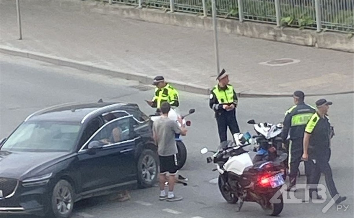 В Южно-Сахалинске на перекрёстке столкнулись мотоцикл и Hyundai