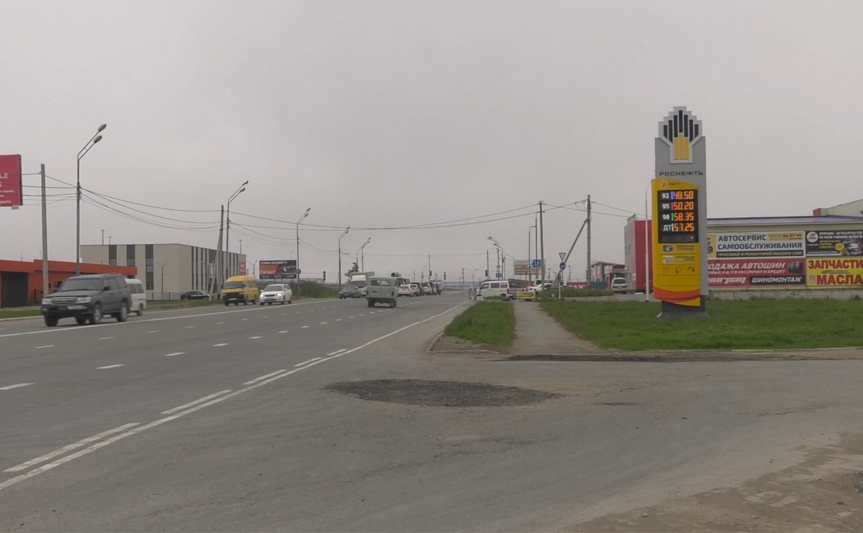 Мэрия Южно-Сахалинска залатает яму возле АЗС, где автомобилист "заправился" на 160 тысяч рублей