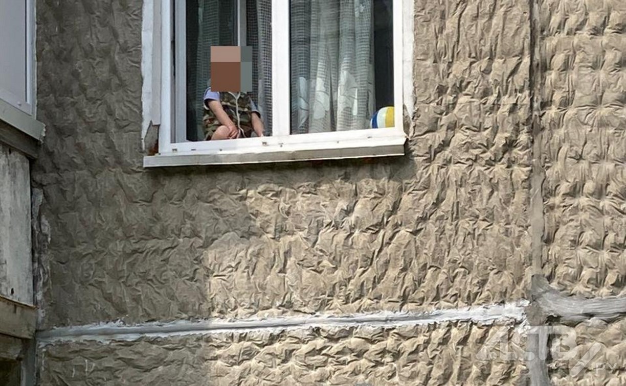Ребёнок чуть не выпал из окна дома в Южно-Сахалинске, пока прохожие искали его мать