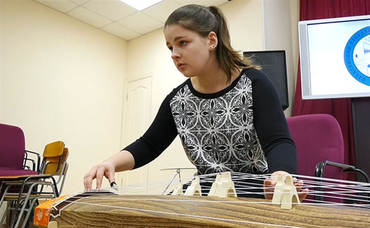 Сахалинские студенты теперь смогут играть не только на гуслях и арфе