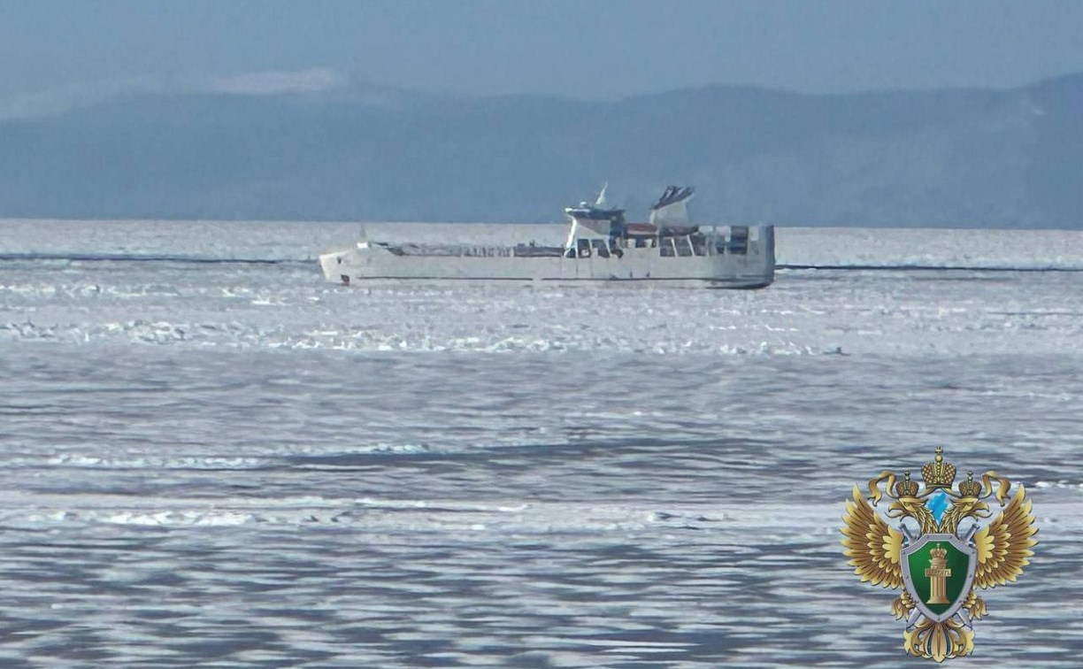 Сахалинский паром "Александр Деев" получил повреждения, столкнувшись со льдиной