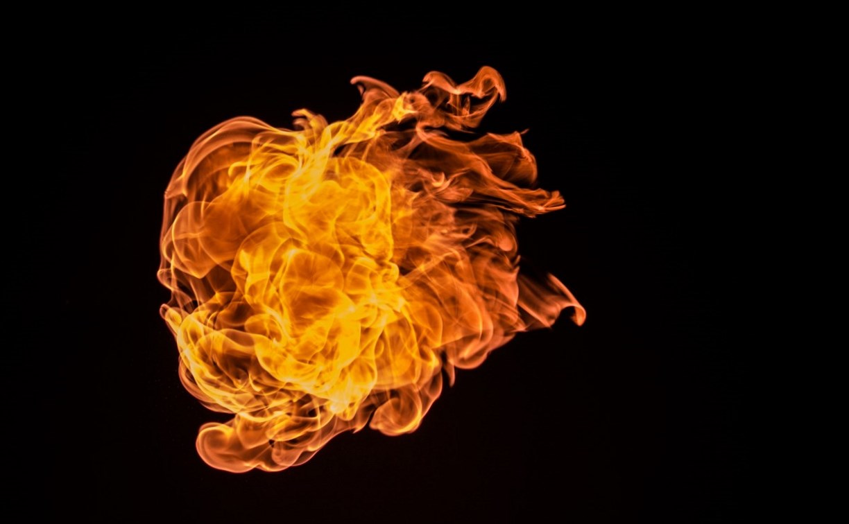 Огонь захватил 130 "квадратов" площади в Анивском районе