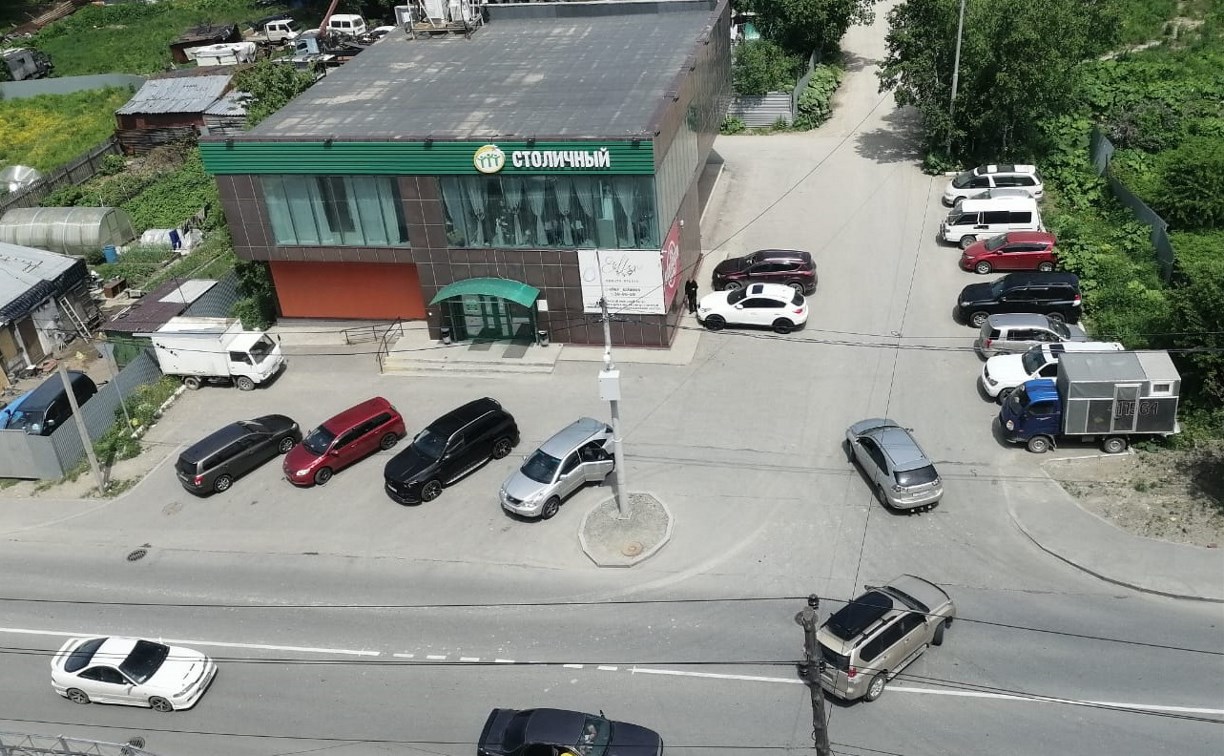 Посетителей супермаркета в Южно-Сахалинске заставляют нарушать правила дорожного движения