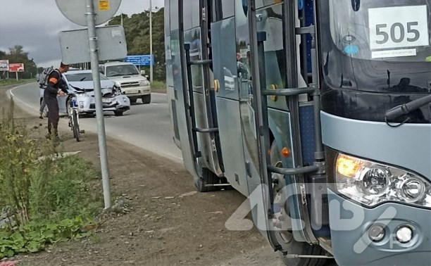 В Южно-Сахалинске в пассажирский автобус врезался "Приус"