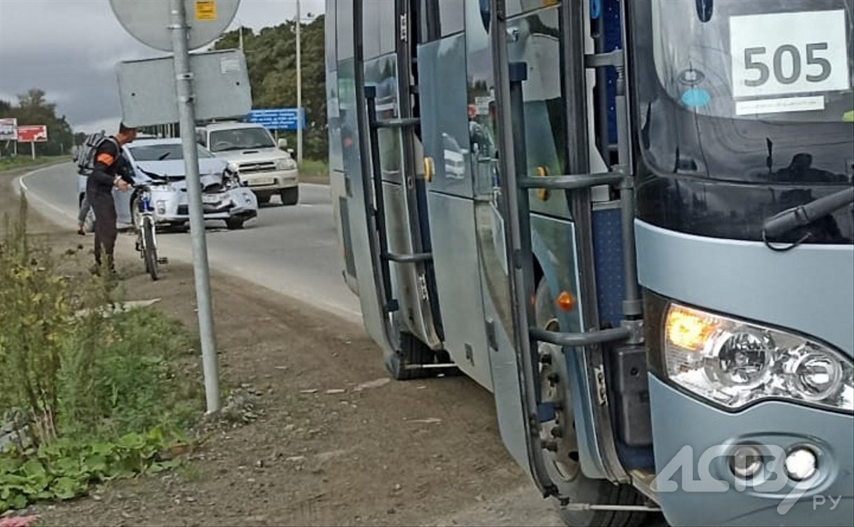 В Южно-Сахалинске в пассажирский автобус врезался "Приус"