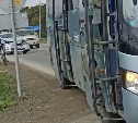 В Южно-Сахалинске в пассажирский автобус врезался "Приус"